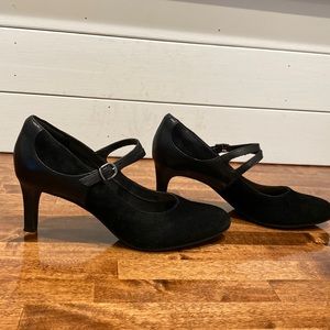 Collection by Clarks Size 10 Velvety black heels
